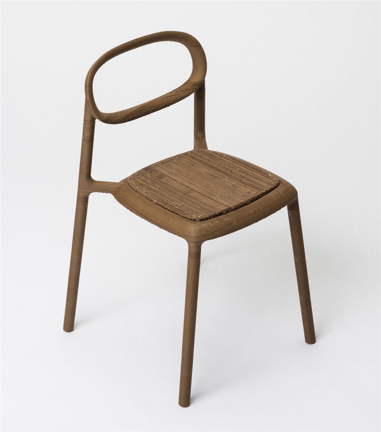 La diseñadora Nataša Perković ha creado esta silla mezclando micro polvo de fibra de palma con ácido poliláctico. 