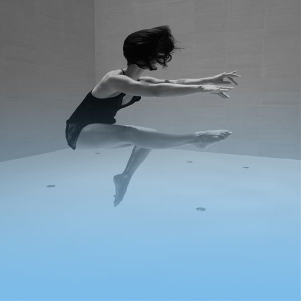 Mujer nadando en una piscina