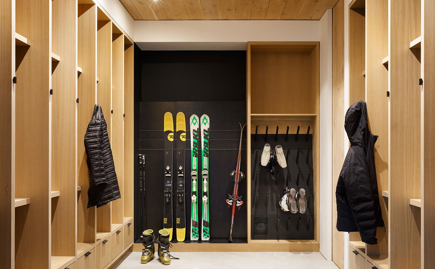 Vestidor para ropa de abrigo y esquís en madera a medida