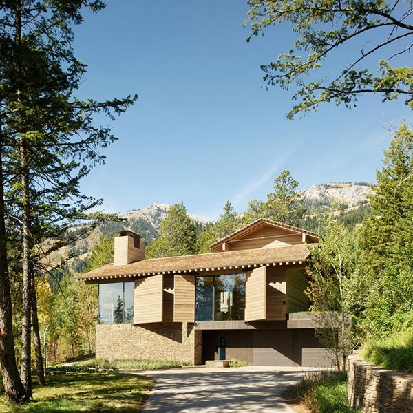 Una casa con las Montañas Rocosas como telón de fondo