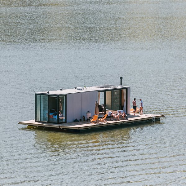 El catamarán sobre el que se instalar waterlillyHaus puede amarrarse a una boya o navegar a una velocidad de hasta cuatro nudos.