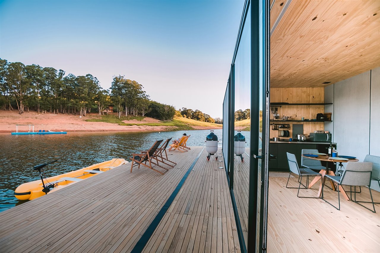 Las grandes aberturas, además de conectar la vivienda con el entorno, facilitan una óptima ventilación.