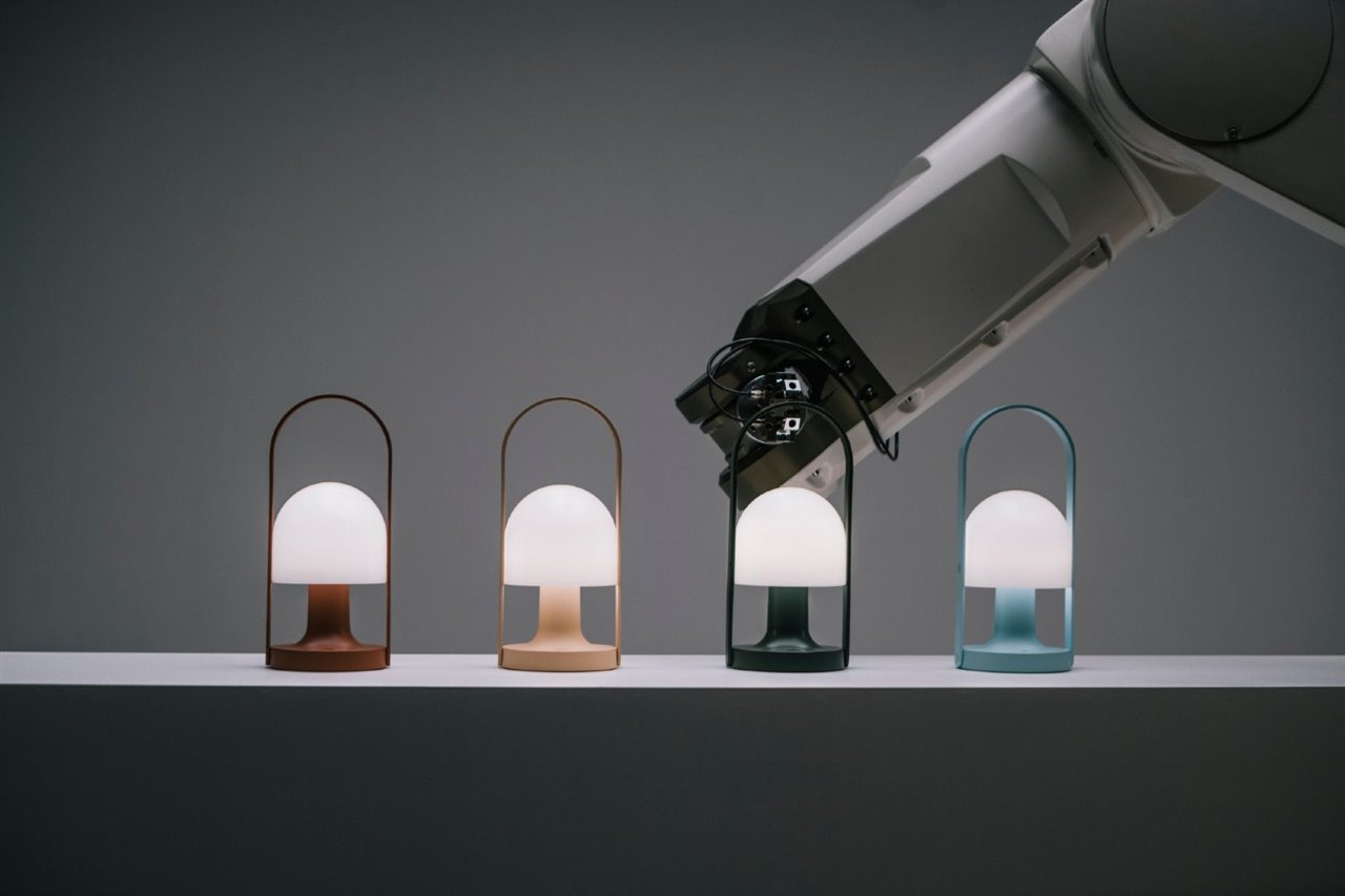 La campaña Light Touch de Marset muestra cómo el movimiento es capaz de transformar la luz. 