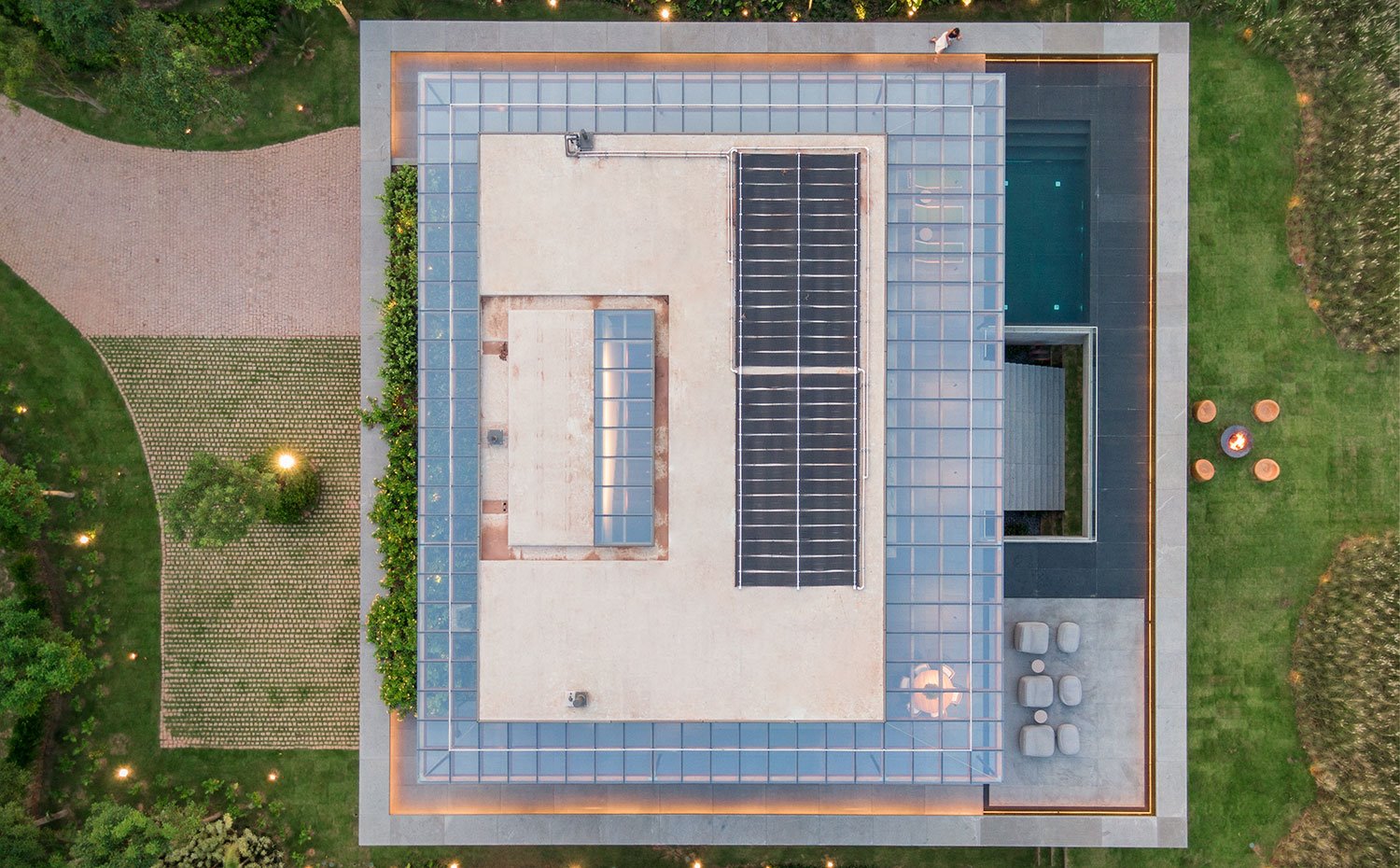 Vista cenital y aérea de la parcela con la vivienda y los jardines de ambos lados