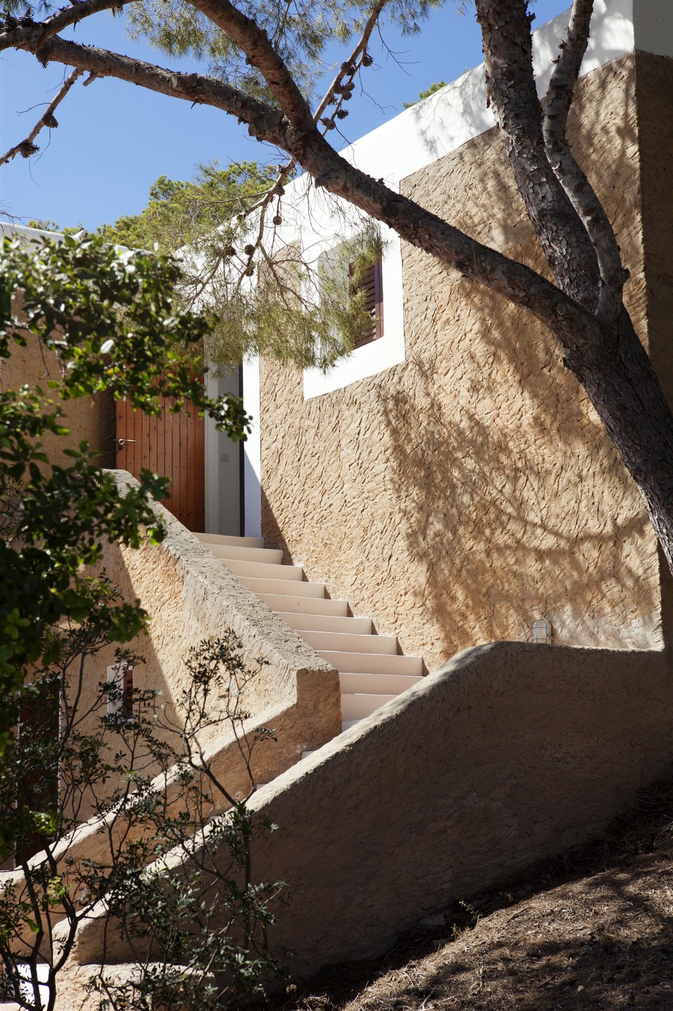 Casa diseñada por Josep Lluis Sert en Ibiza escaleras con fachada de piedra