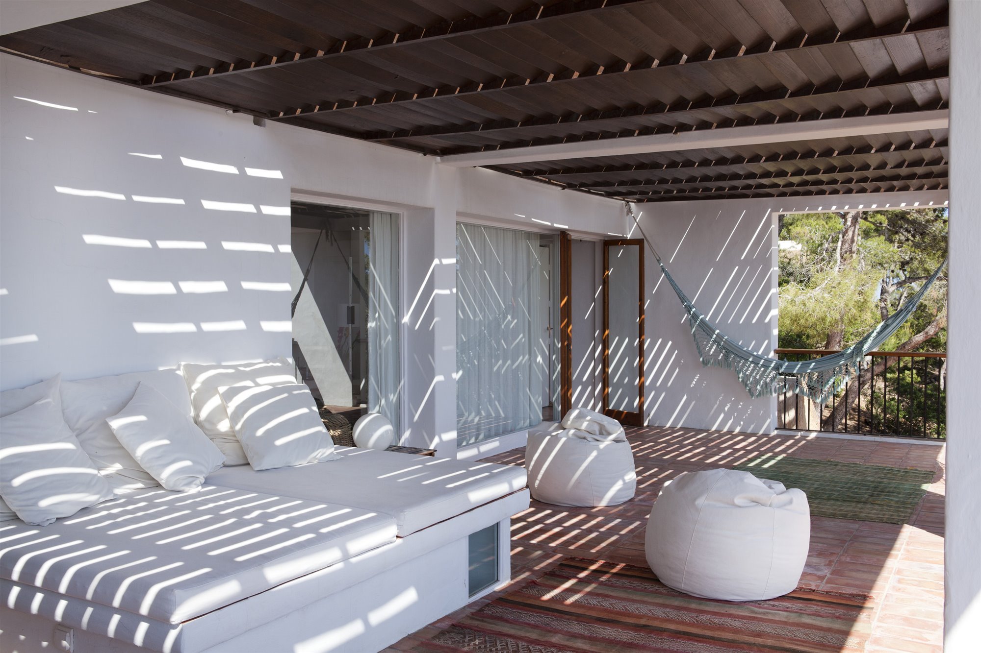 Casa diseñada por Josep Lluis Sert en Ibiza porche con cojines blancos