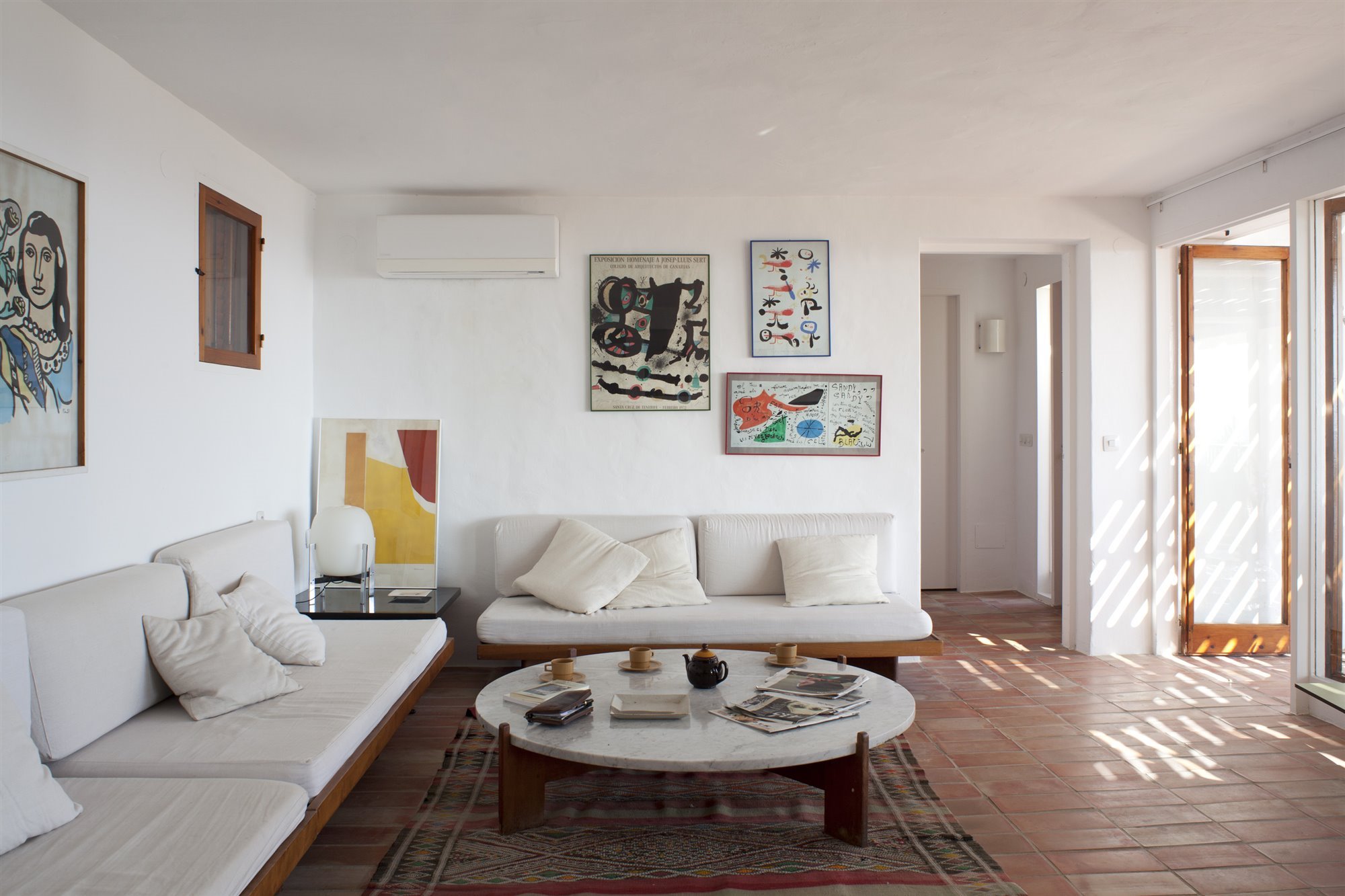 Casa diseñada por Josep Lluis Sert en Ibiza salon con sofas blancos de obra