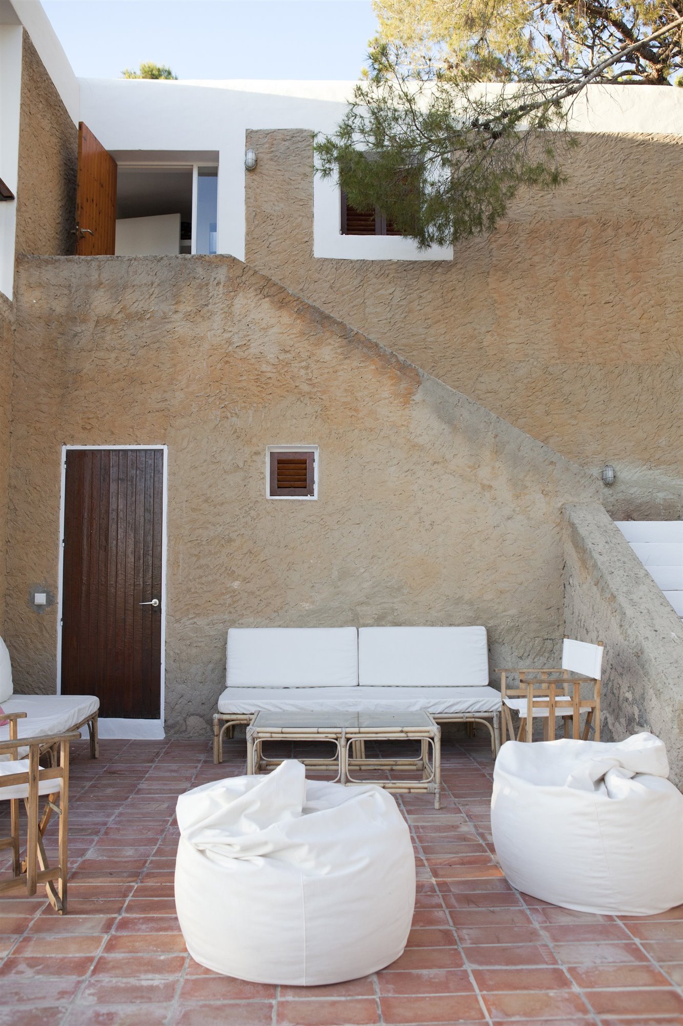 Casa diseñada por Josep Lluis Sert en Ibiza terraza con mobiliario exterior