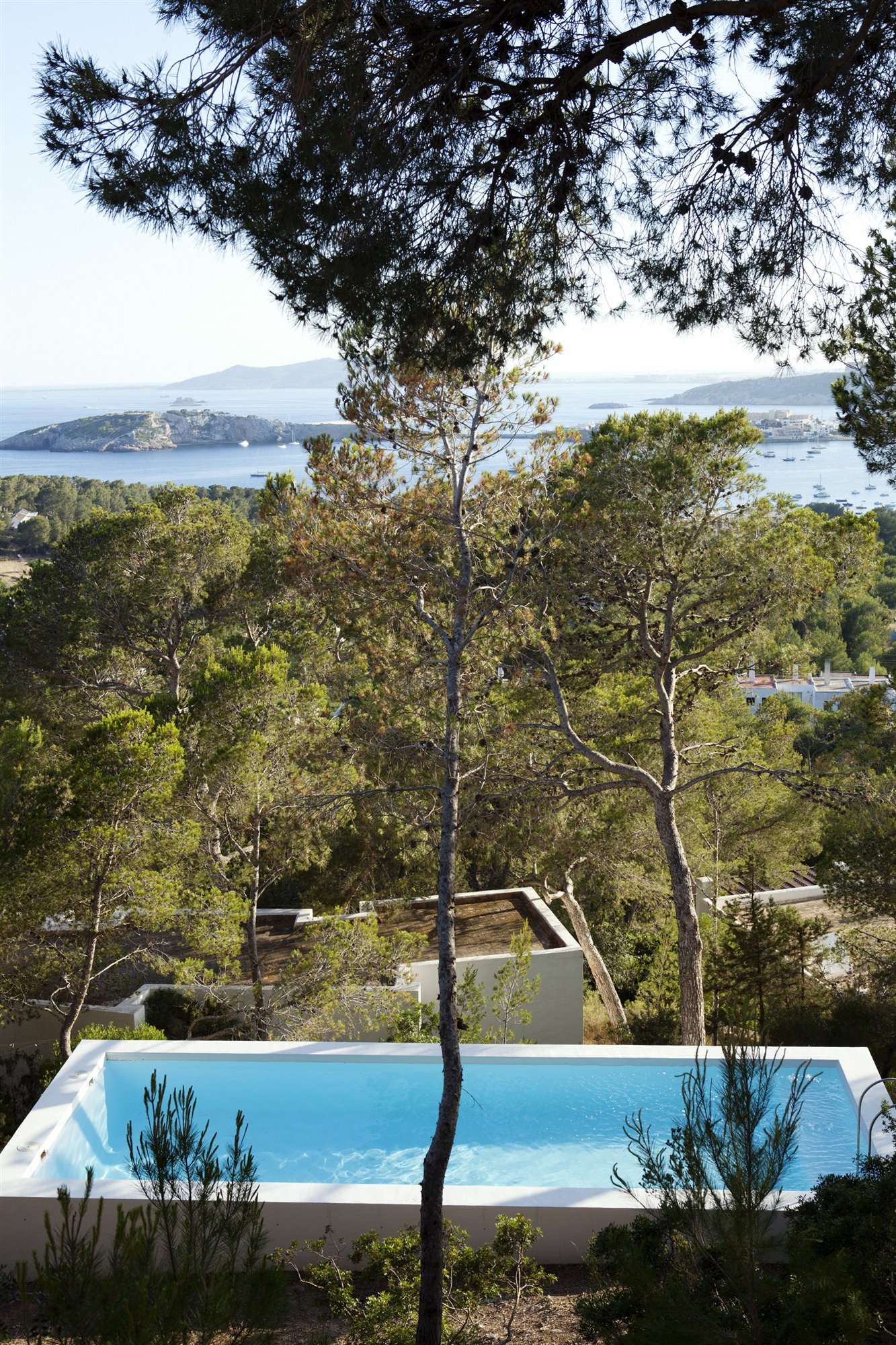 Casa diseñada por Josep Lluis Sert en Ibiza vistas con piscina