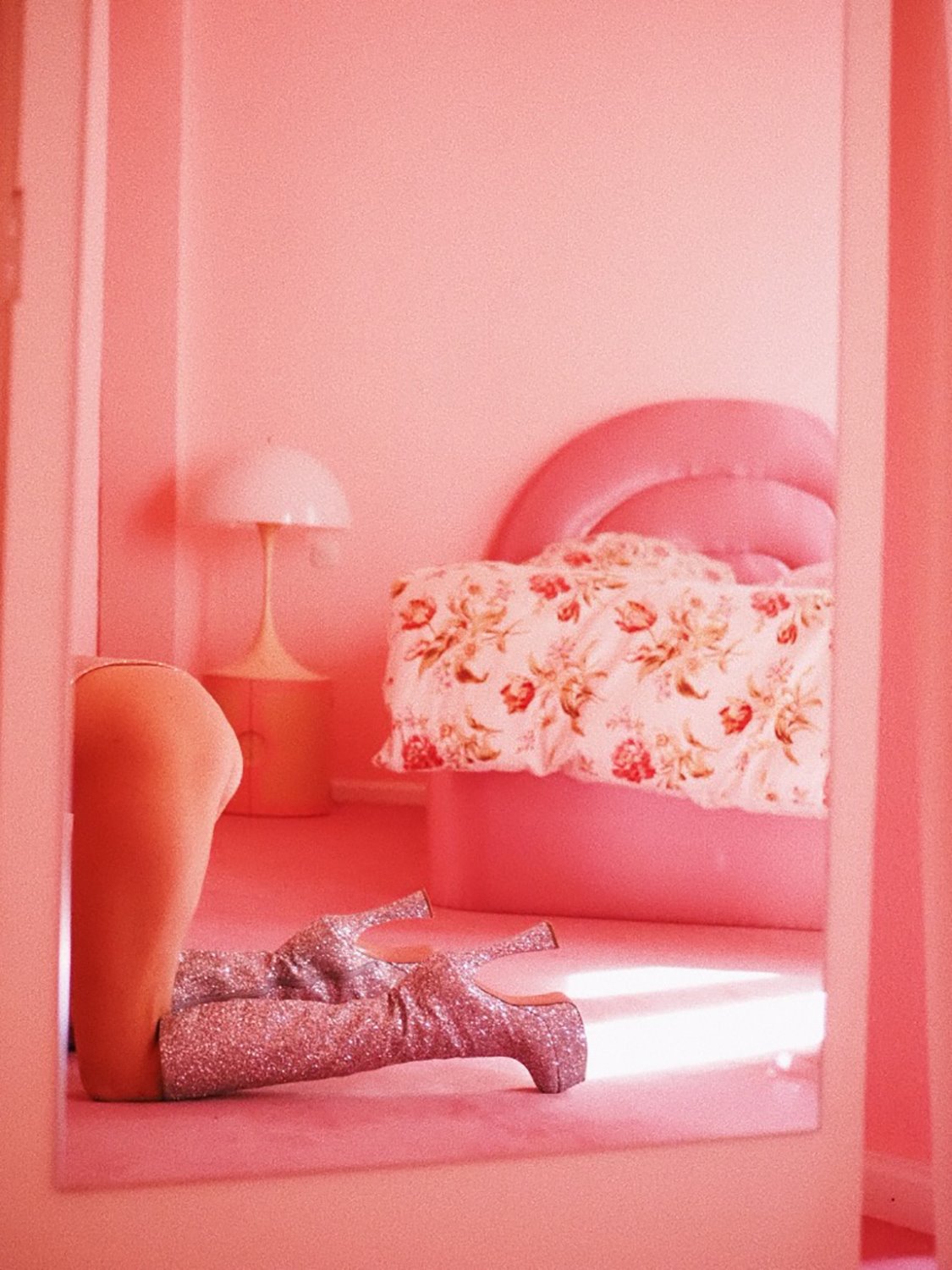 "Siempre había tenido el sueño de pintar mi habitación de rosa y este año lo llevé a cabo. ¡Quedó de ensueño! Moqueta rosa, paredes rosas, techo rosa, armarios rosas y cama y cabecero rosa. Una verdadera tartita de fresa y nata que no empacha".