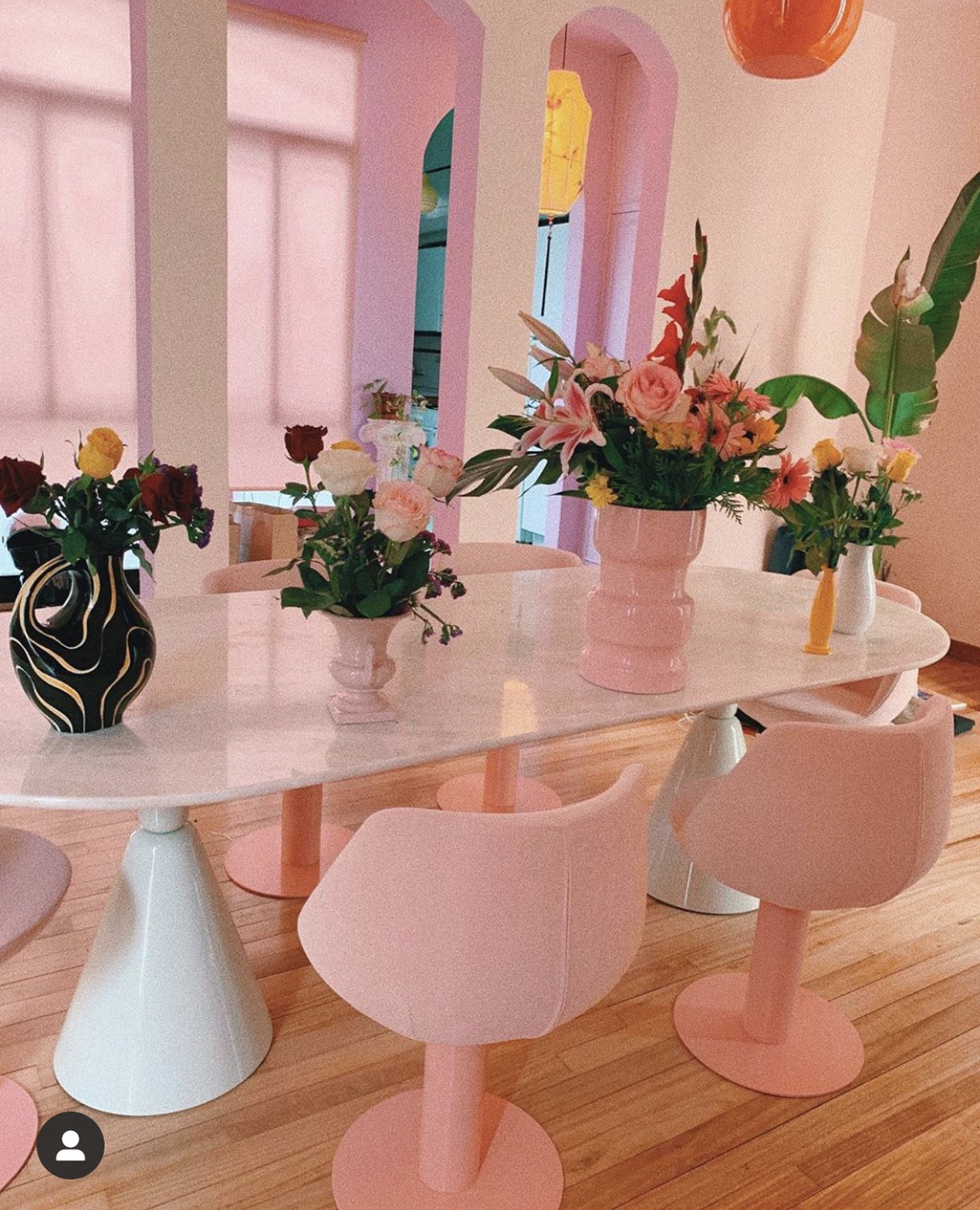 Esta mesa de Sancal es su zona preferida. "Puedo estar horas sentada trabajando, pintando, viendo películas o jugando a juegos de mesa".