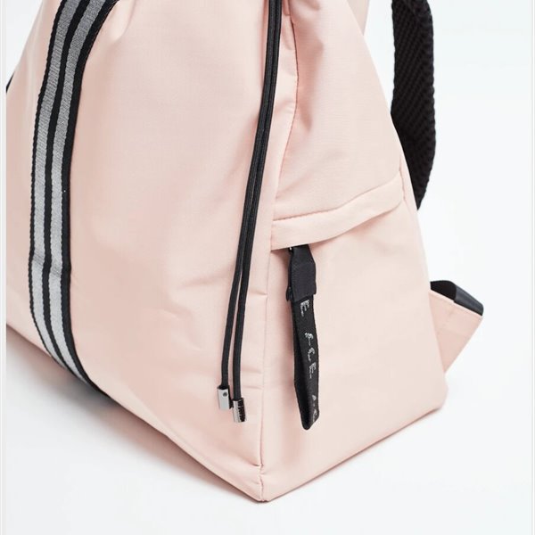 Estos bolsos hechos con redes apuestan por el modelo de moda circular