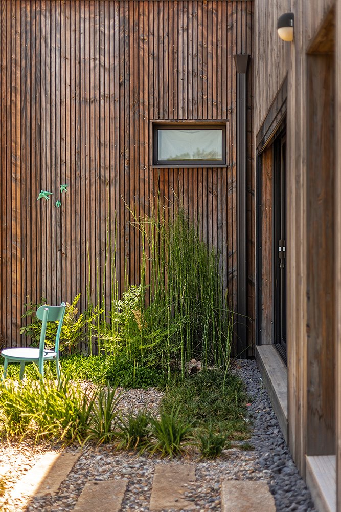 casa prefabricada papallones bud arquitectes detalle jardín