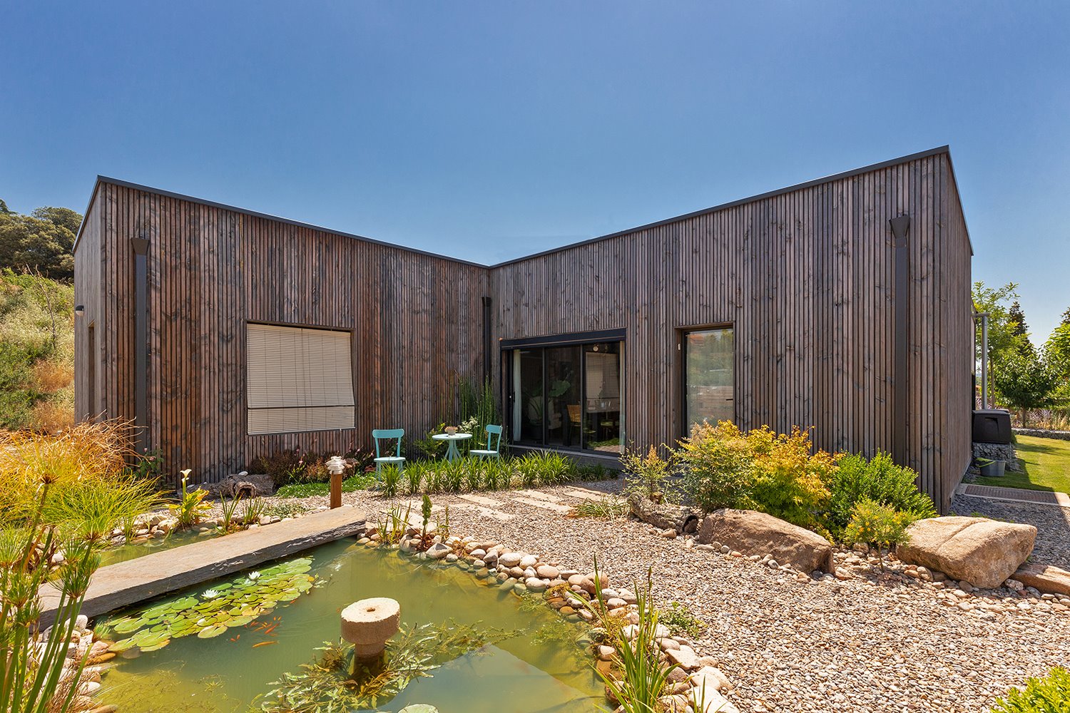 casa prefabricada papallones bud arquitectes exterior jardín 02