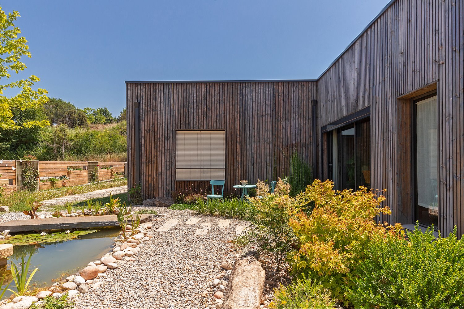 casa prefabricada papallones bud arquitectes exterior jardín 03