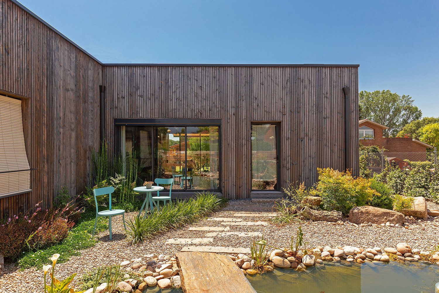 casa prefabricada papallones bud arquitectes exterior jardín