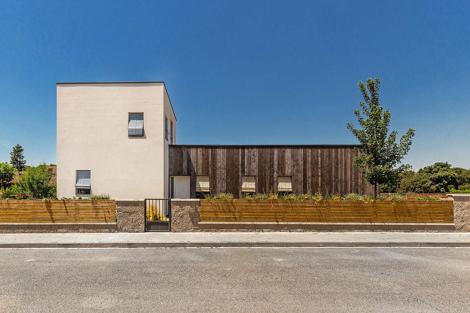 casa prefabricada papallones bud arquitectes fachada calle