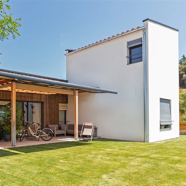 ¿Madera o mortero? Esta casa prefabricada y bioclimática no renuncia a nada