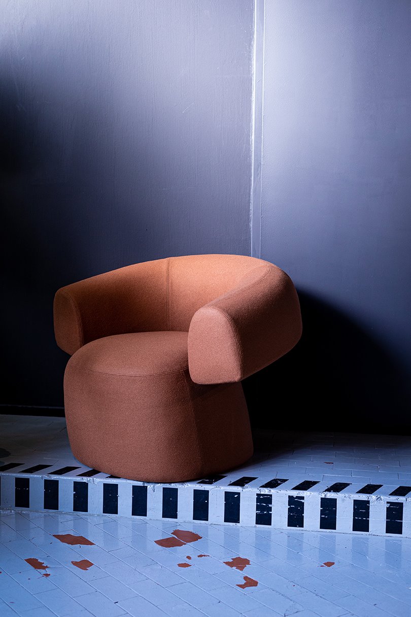 La última novedad de la firma Moroso destaca por sus envolventes y grandes reposabrazos. 