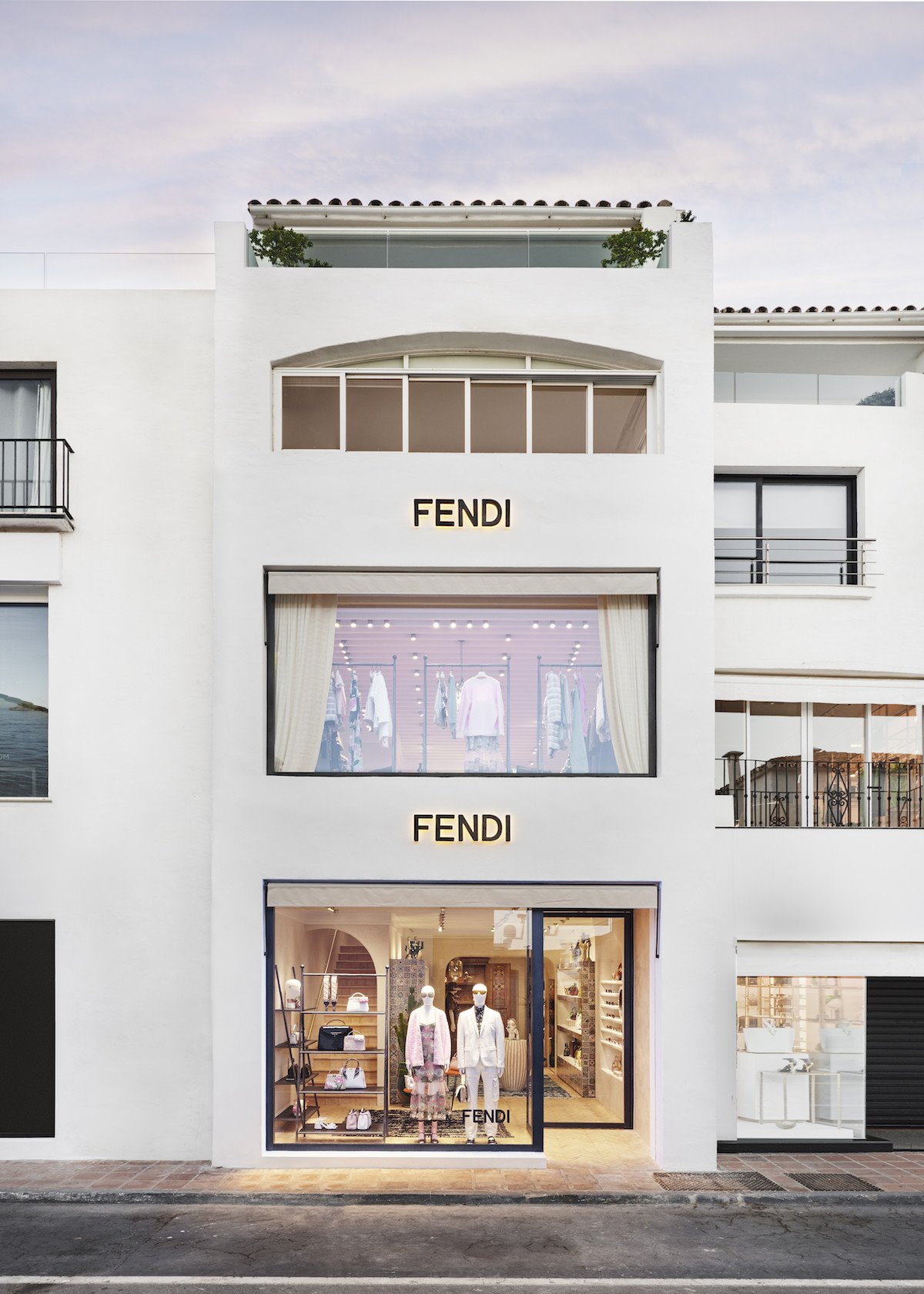 La entrada es majestuosa y, ya desde fuera, inspira elegancia.