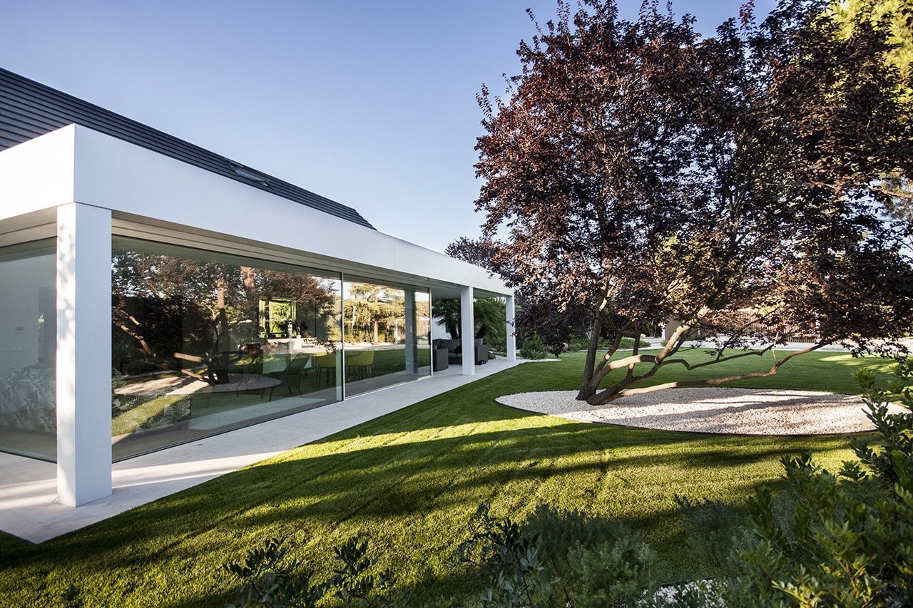 La propuesta de Dstudio para este jardín en Pozuelo de Alarcón (Madrid) ha reducido la pradera de césped en un 60% para ahorrar agua.