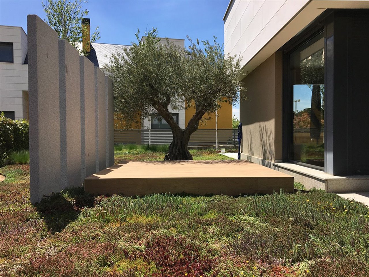 Proyecto de Dstudio en Encinar de los Reyes (Madrid) en el que se han colocado losas de granito para evitar que el sol caliente la cama exterior.