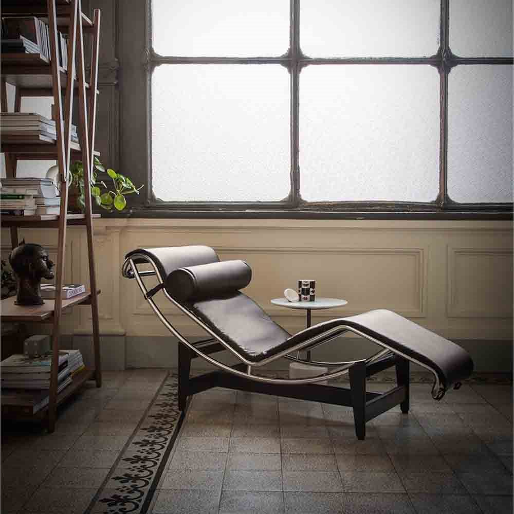 En varias ocasiones Le Corbusier afirmó que la butaca LC4 diseñada en 1928 junto con Pierre Jeanneret y Charlotte Perriand se inspiró en un vaquero con las piernas apoyadas sobre una mesa.