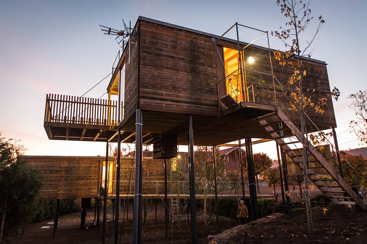 Esta cabaña de madera de ADDOMO puede levantarse a ras de suelo o elevarse sobre pilotes para potenciar las vistas o integrarse mejor en un entorno boscoso.