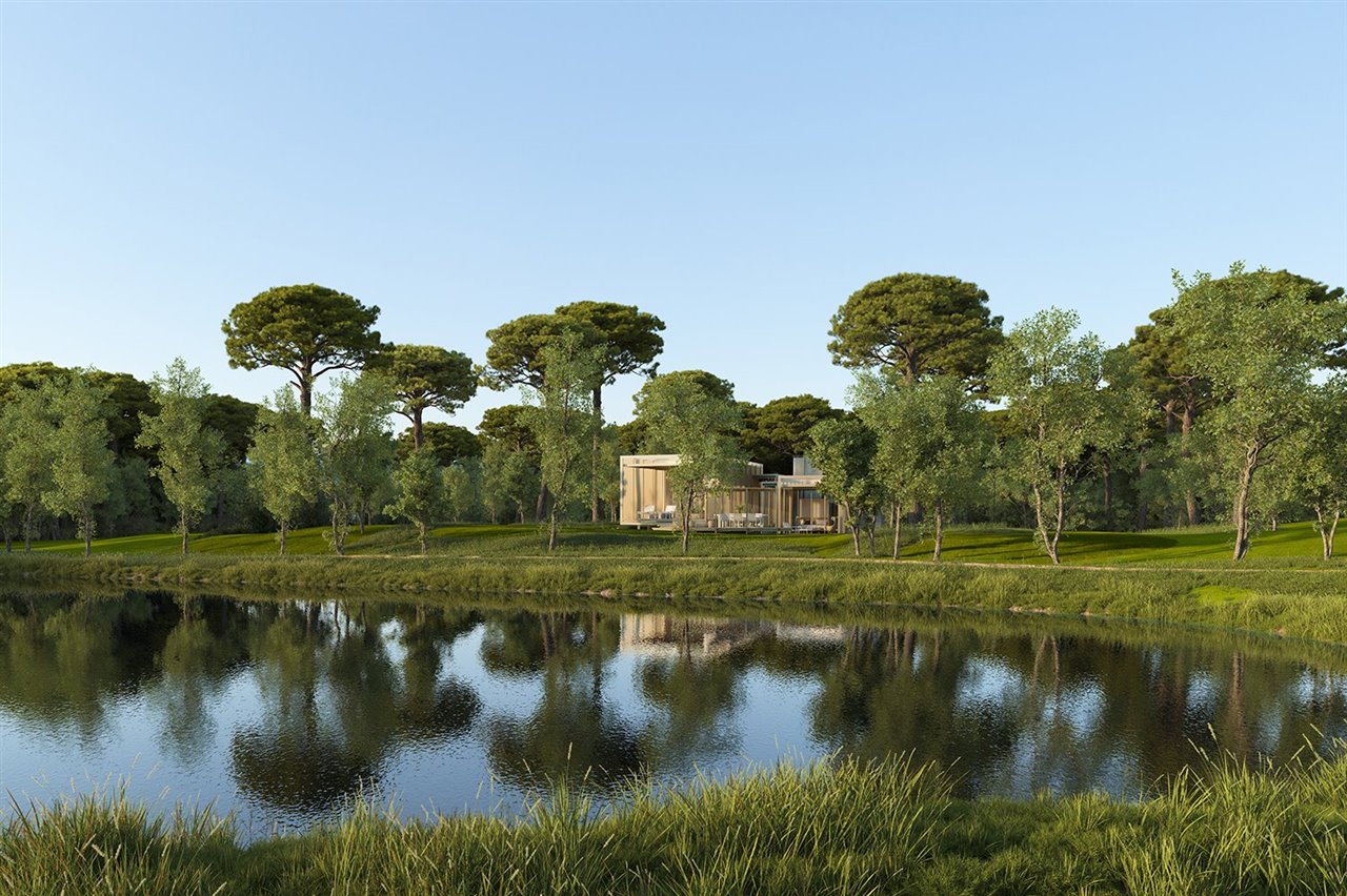 La vivienda se ha proyectado a partir del paisaje en el que se ubica, en medio de un bosque de pinos y frente a un lago.