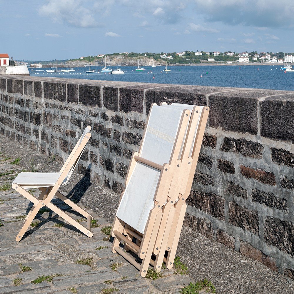 Silla plegable de madera con respaldo de tela reciclada de color blanco