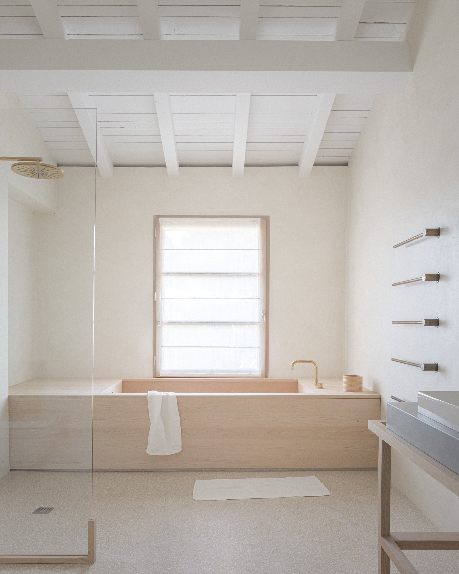 Baño con bañera de obra de madera natural