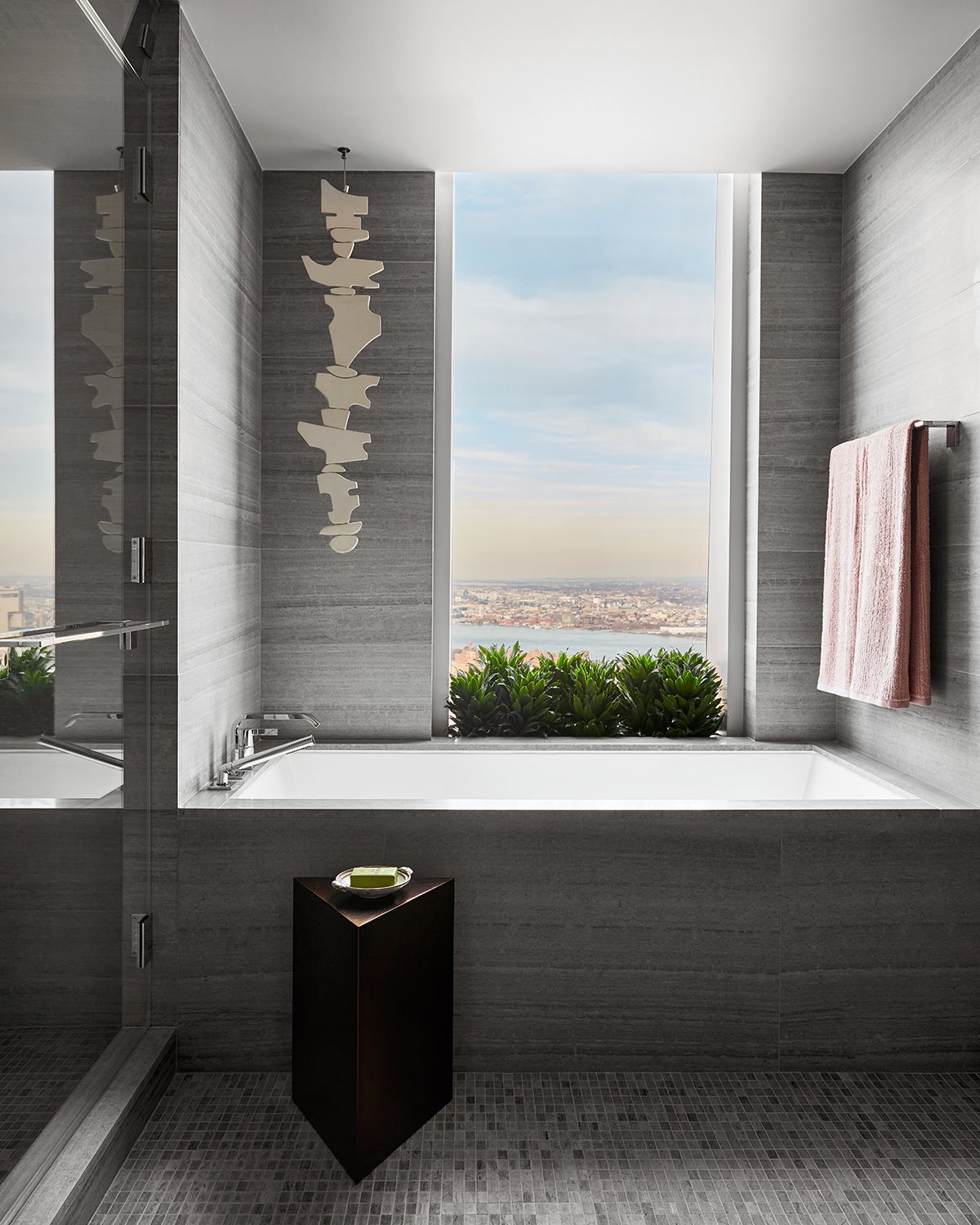 Baño de color gris con vistas una casa diseñada por Jamie Bush