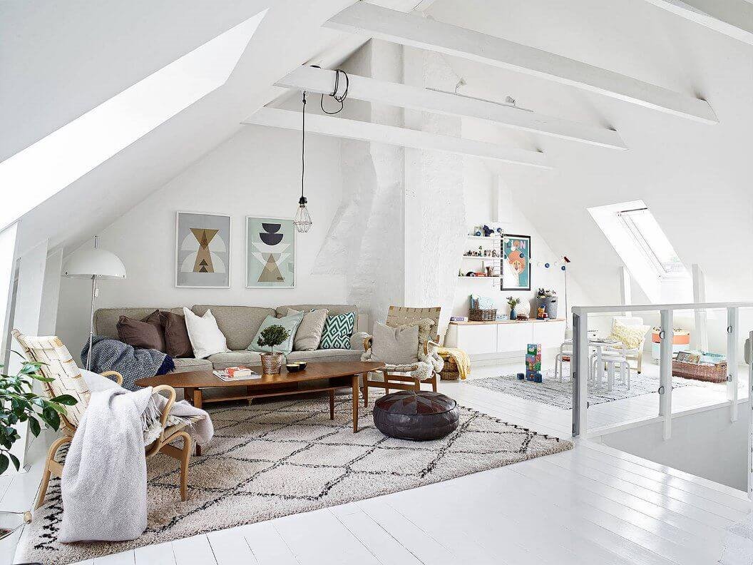Buhardilla moderana con salón amplio lucernarios y paredes pintadas de color blanco
