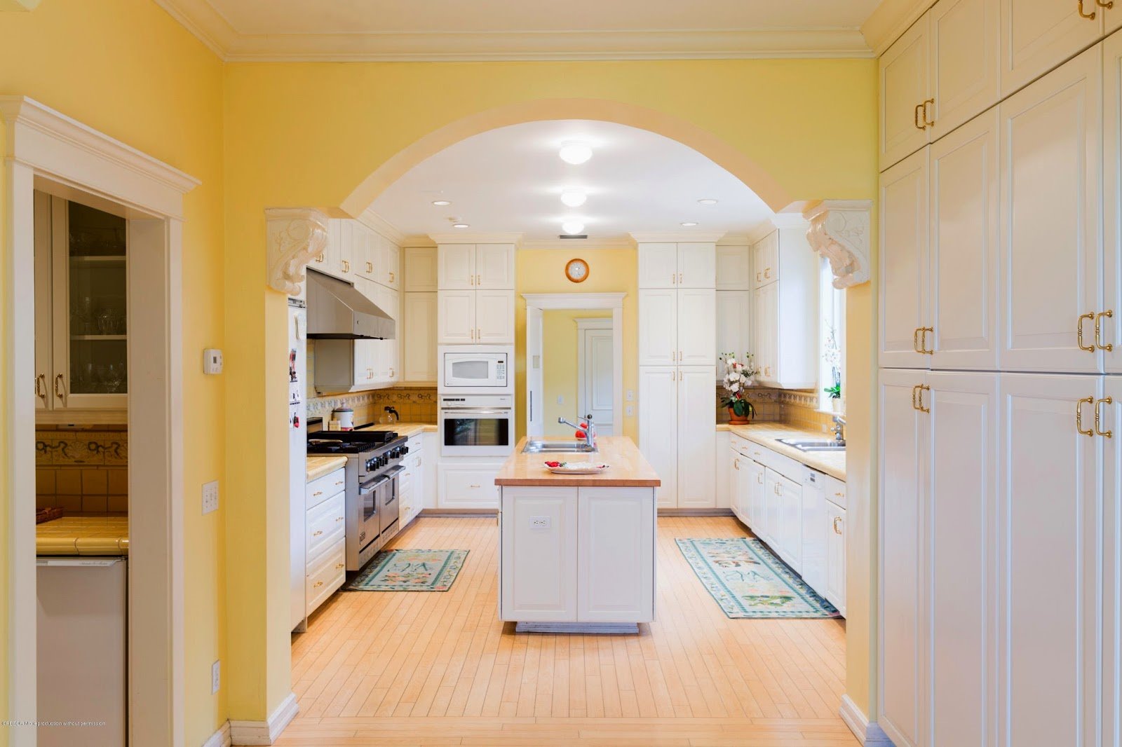 Cocina con paredes de color amarillo de la casa de los Kennedy en Palm Beach