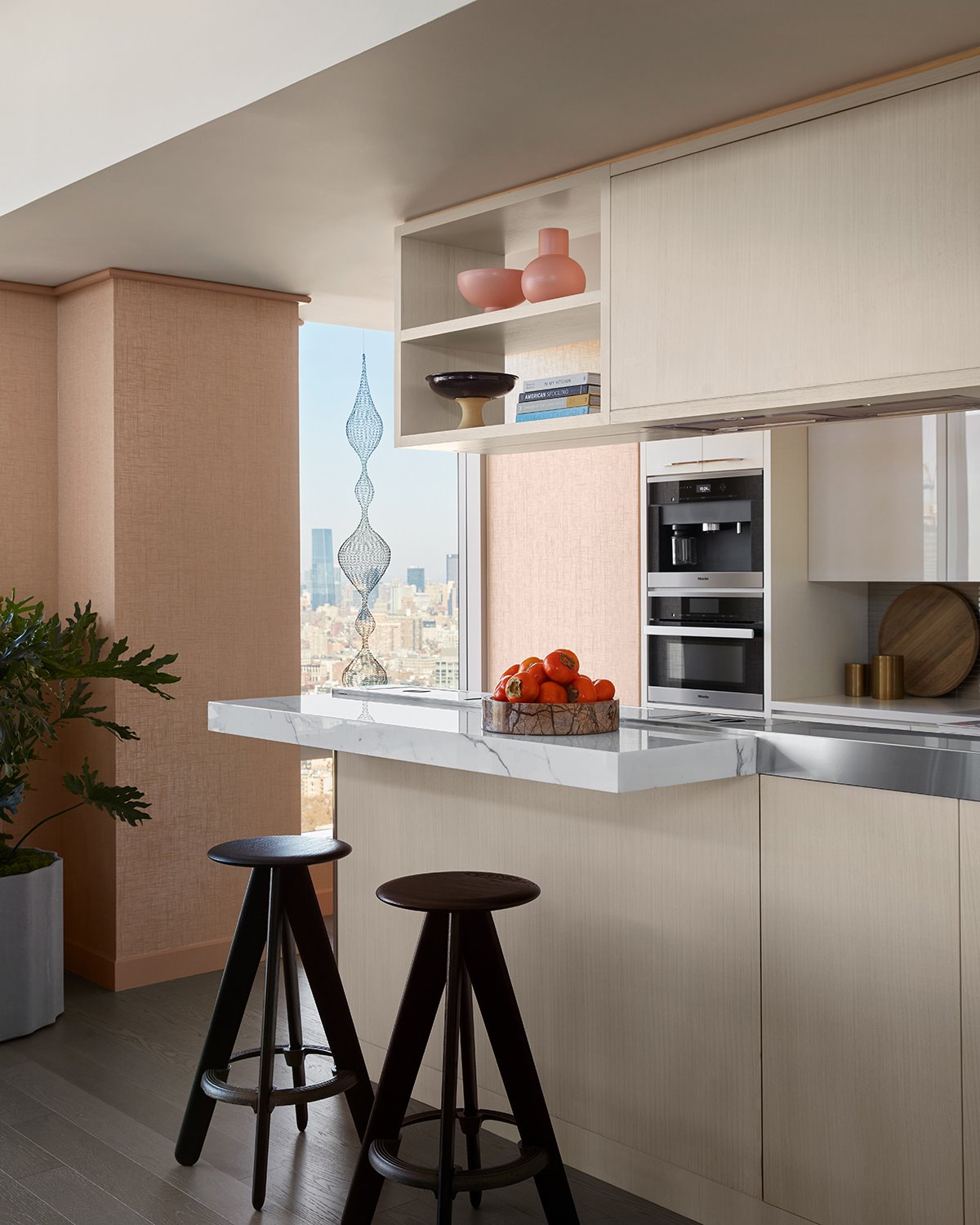 Cocina pequeña de una casa diseñada por Jamie Bush
