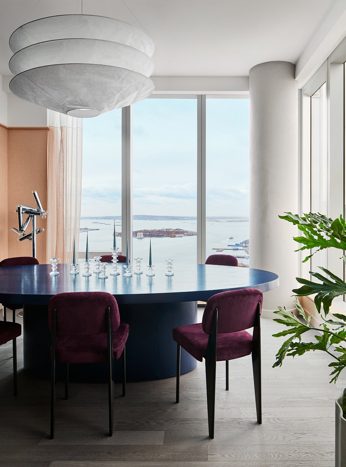 Comedor con vistas a Manhattan de una casa diseñada por Jamie Bush