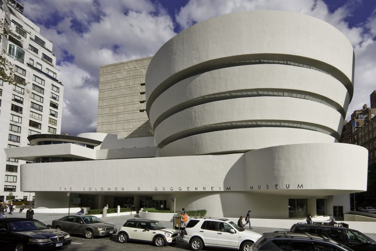 El Museo Guggenheim de Nueva York es la obra póstuma de Frank Lloyd Wright. Abrió sus puertas en octubre de 1959, seis meses después del fallecimiento del arquitecto.