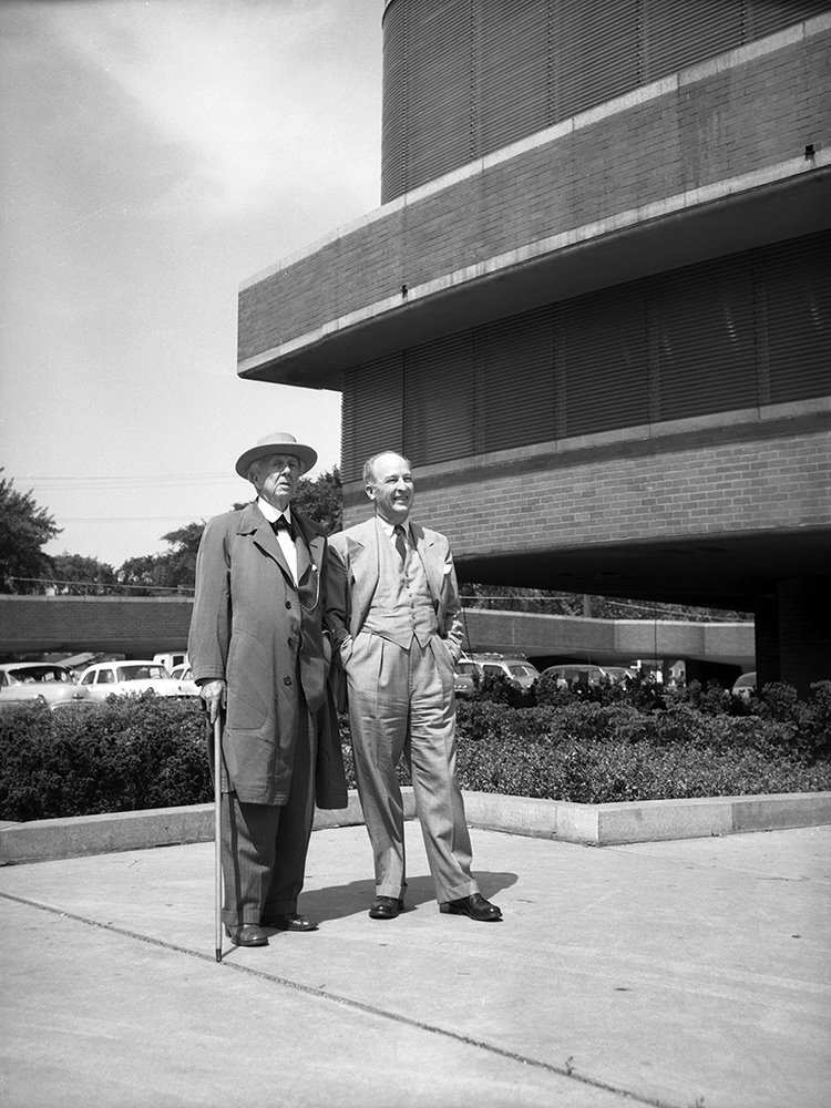 En las décadas de 1930 a 1950, Frank Lloyd Wright y el empresario H.F. Johnson desarrollaron una relación estrecha que se plasmó en el diseño de destacados edificios corporativos.