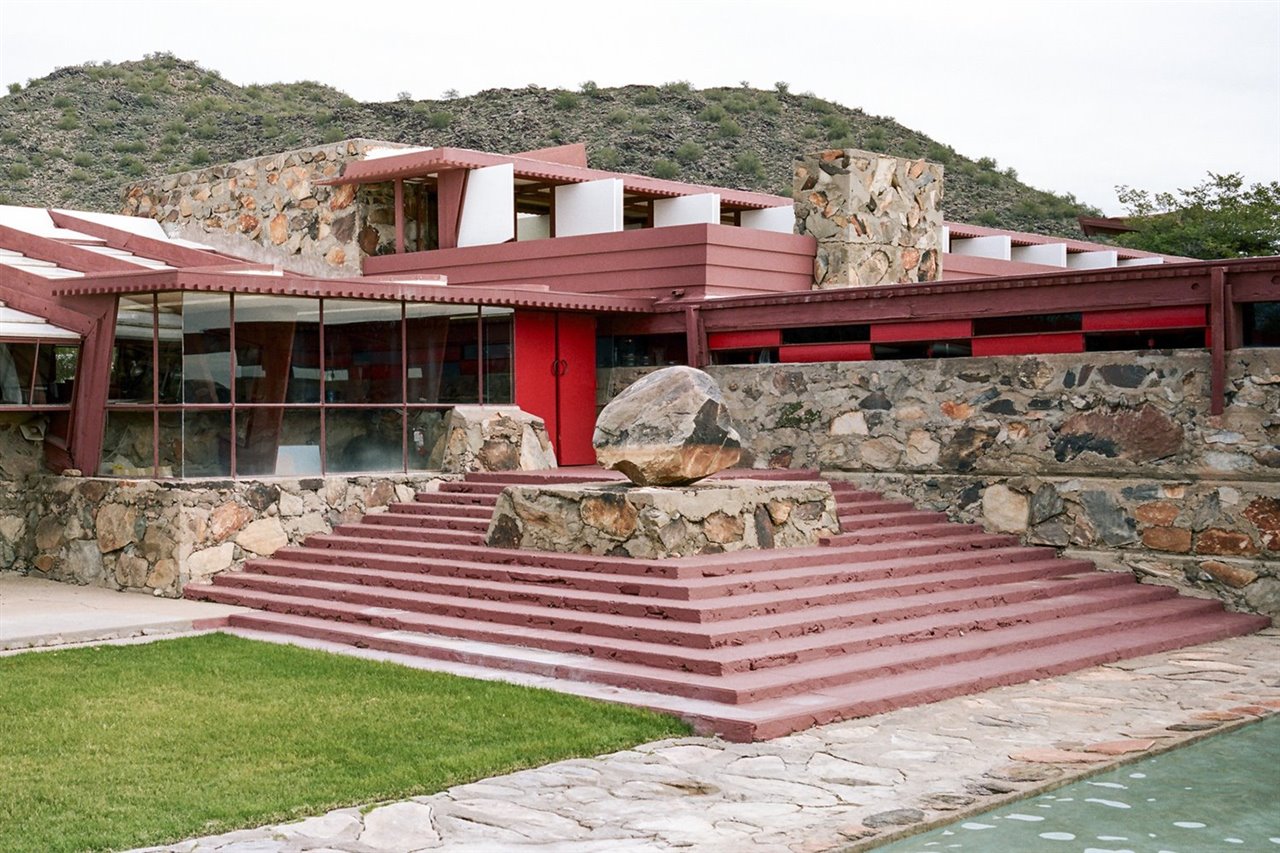 Finalizada en 1911, la Casa Taliesin en Wisconsin tuvo que ser reconstruida varias veces, la primera de ellas a raíz del incendio que siguió al pavoroso crimen que tuvo lugar allí en 1914.
