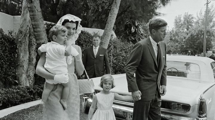John F Kennedy y Jackie Kennedy llegando a su casa en Palm Beach