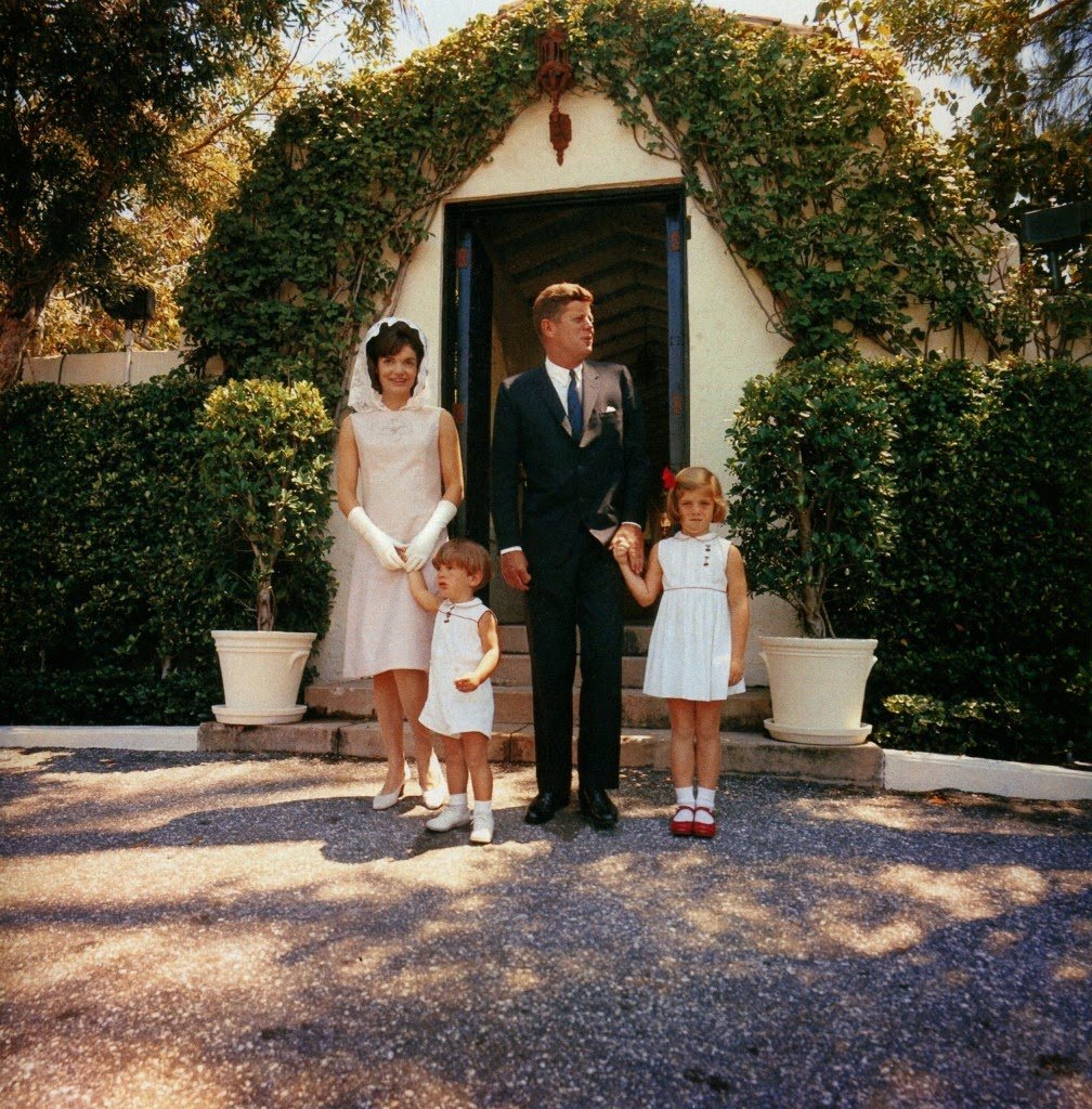 John F Kennedy y Jacquie Kennedy en la entrada de su casa de Palm Beach