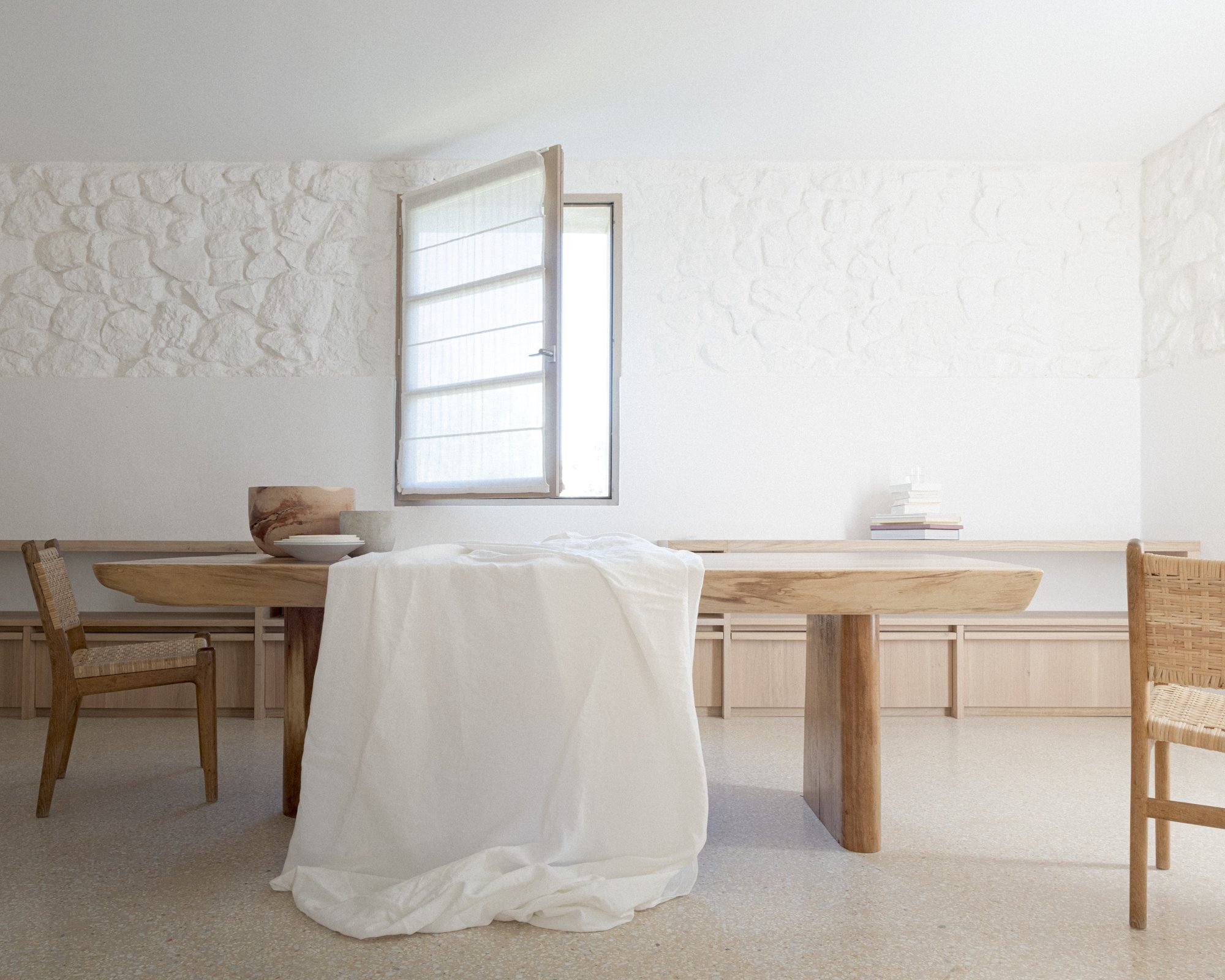 Mesa de comedor con paredes de color blanco