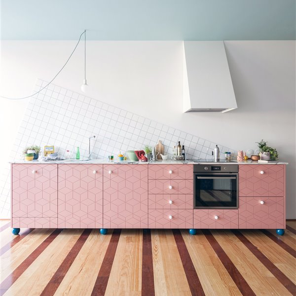 Mobiliario cocina en color rosa y tiradores blancos, suelo de madera con motivos de rayas