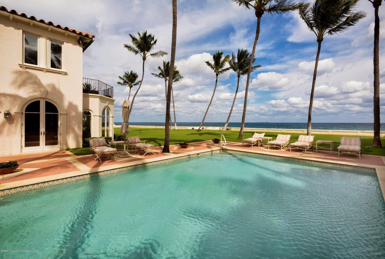 Piscina de la casa de los Kennedy en Palm Beach con vistas a la playa