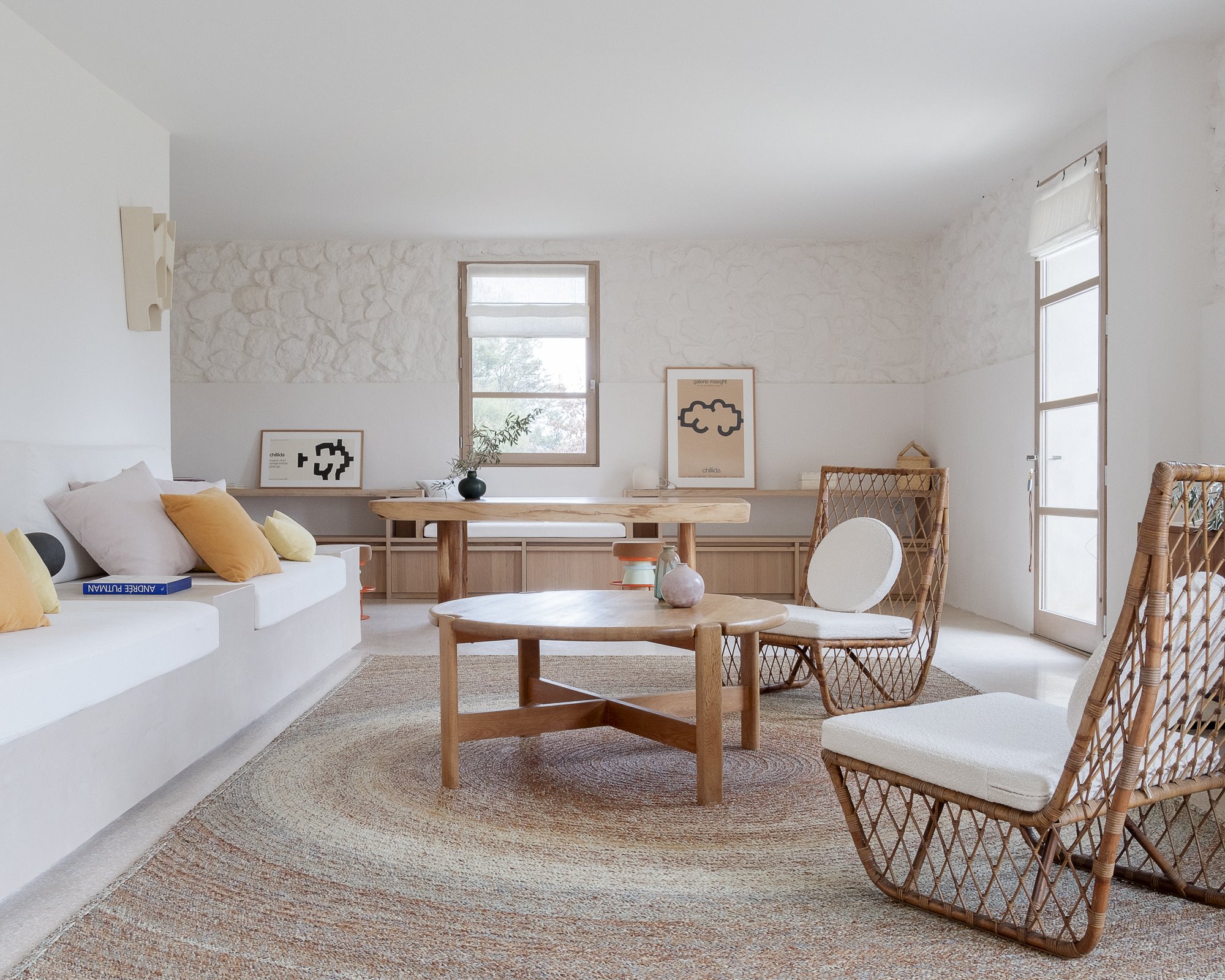 Salon con alfombra de sisal y muebles de cuerda
