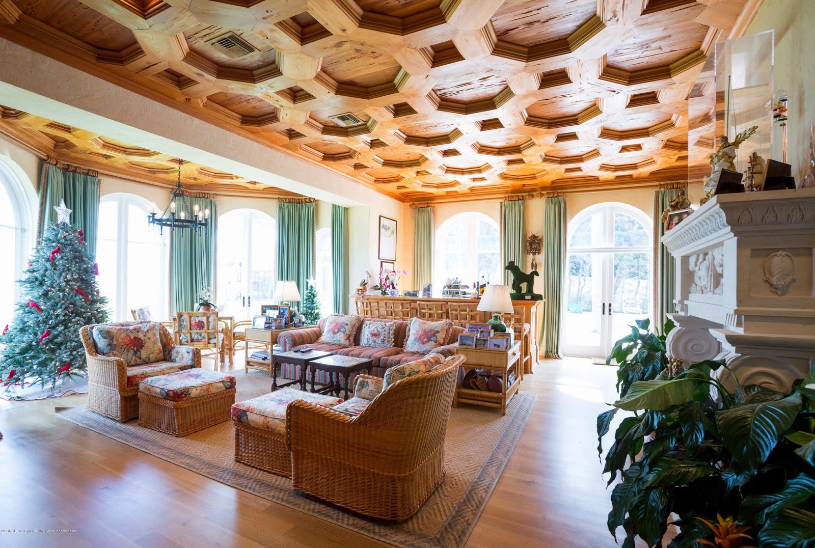 Salón con techo con casetones de los Kennedy en Palm Beach