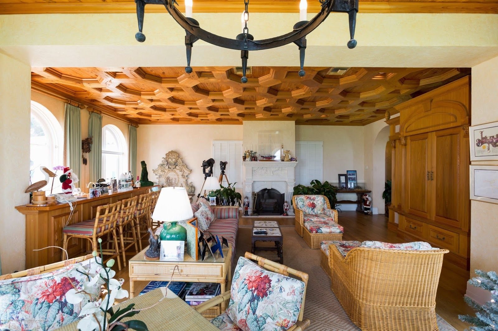 Salon de la casa de los Kennedy en Palm Beach con muebles de ratán