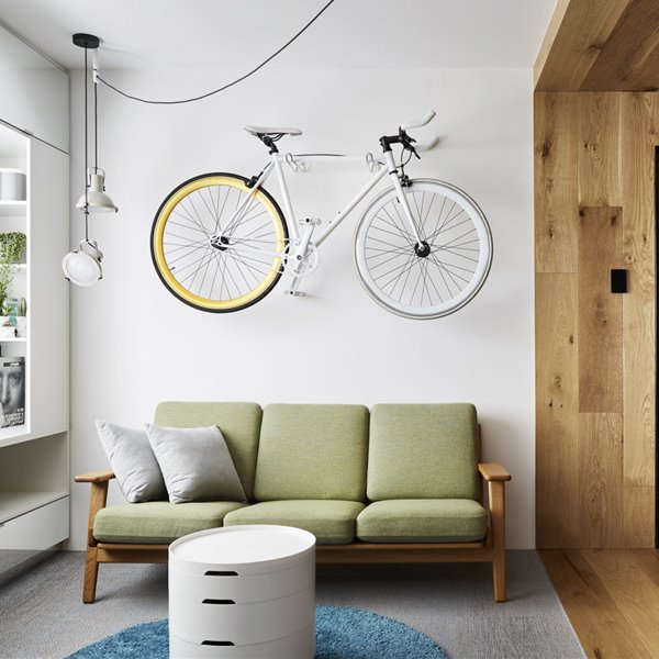 Salon pequeño con bicicleta colgada de la pared