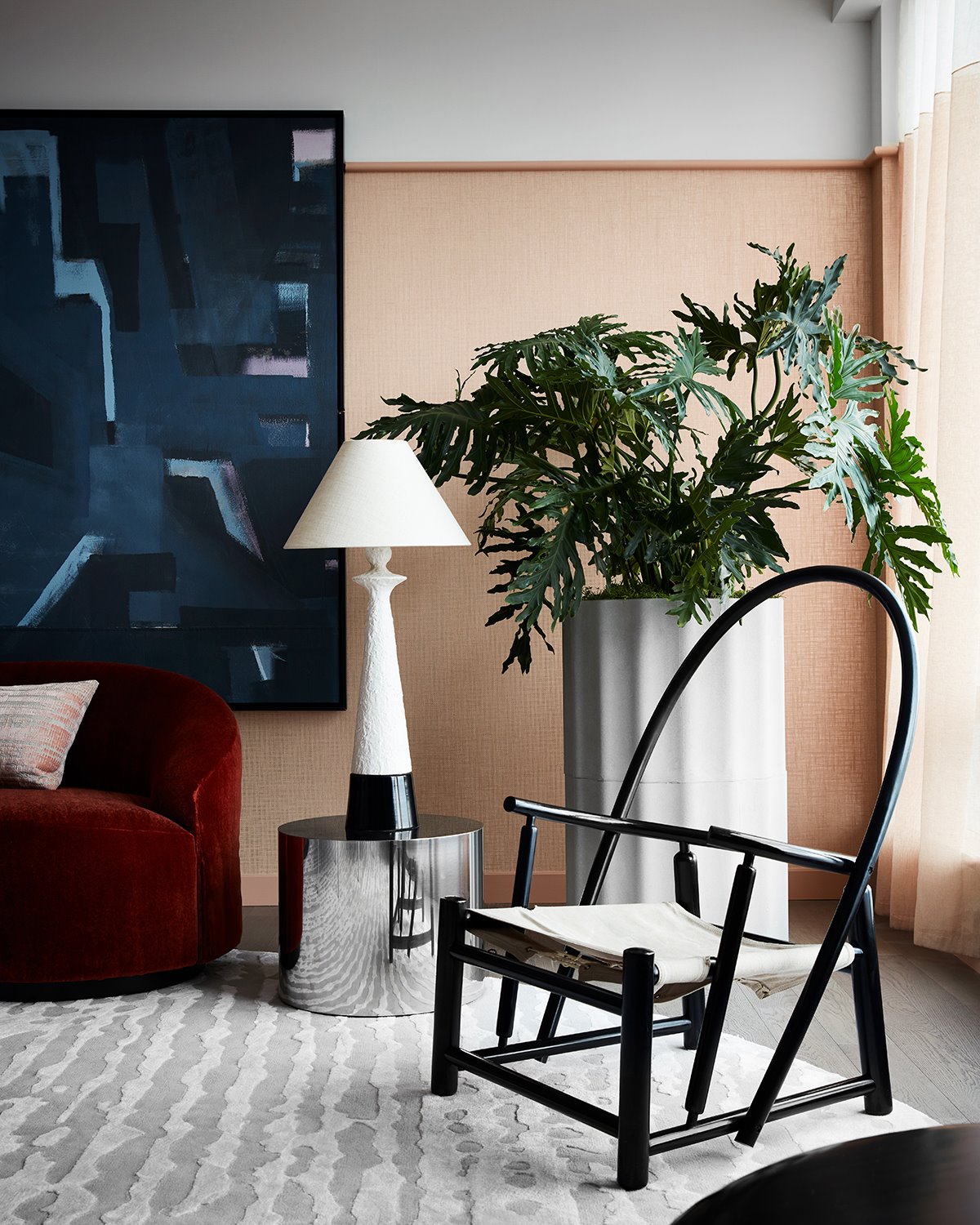 Silla del salón de una casa diseñada por Jamie Bush