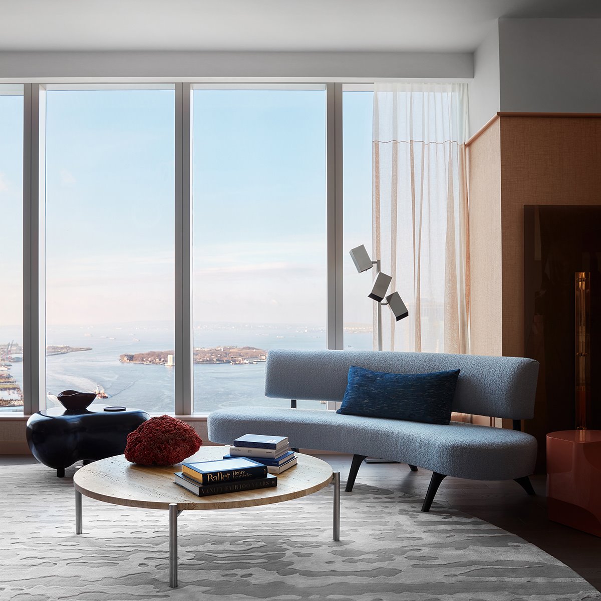 Sofá con vistas a Manhattan de una casa diseñada por Jamie Bush